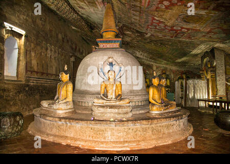 DAMBULLA SRI LANKA - Dec 27, 2016: Buddha Statuen in Dambulla Cave Tempel. Cave Tempel ist ein Weltkulturerbe in der Nähe von Dambulla Stadt am 27.Dezember 2016 Stockfoto