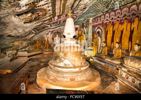 DAMBULLA SRI LANKA - Dec 27, 2016: Buddha Statuen in Dambulla Cave Tempel. Cave Tempel ist ein Weltkulturerbe in der Nähe von Dambulla Stadt am 27.Dezember 2016 Stockfoto