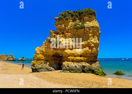 Felsformation an der Praia da Dona Ana Strand, Lagos, Algarve, Portugal Stockfoto