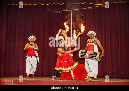 KANDY SRI LANKA - Dec 28, 2016: Feuertänzer hält seine Zunge in der Fackel am Pathi Tanz Lanka zeigen in Ampitiya am 28.Dezember 2016. Candy, Sri Lanka. Stockfoto