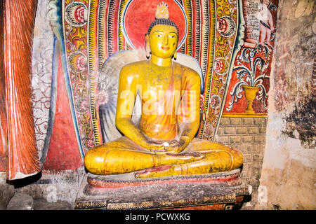 DAMBULLA SRI LANKA - Dec 27, 2016: Buddha Statuen in Dambulla Cave Tempel. Cave Tempel ist ein Weltkulturerbe in der Nähe von Dambulla Stadt am 27.Dezember 2016 Stockfoto