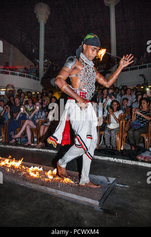 KANDY SRI LANKA - Dec 28, 2016: Fire Walker am Pathi Tanz Lanka zeigen in Ampitiya, Kandy, Sri Lanka. Am 28.Dezember 2016. Stockfoto