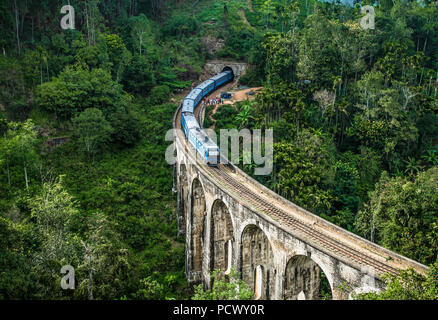 ELLA SRI LANKA - DEZ. 330,2016: Zug auf die Neun Bögen Demodara Bridge oder die Brücke in den Himmel am 30.Dezember 2016, Sri Lanka. Neun Bögen Brücke ist loc Stockfoto