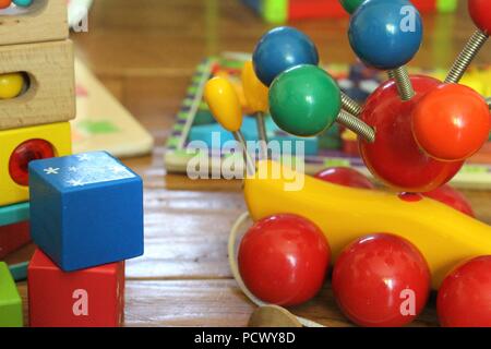 Wooden baby Spielzeug auf dem Boden Stockfoto