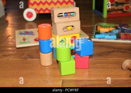 Wooden baby Spielzeug auf dem Boden Stockfoto