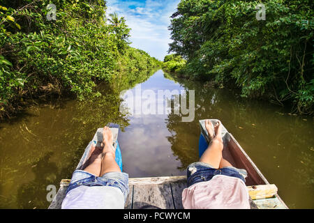 Zwei Mädchen auf dem Boot sind, genießen Sie die Natur beobachten im Wasser Kanal in der Nähe von Mirissa, Sri Lanka. Stockfoto