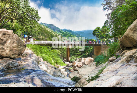 ELLA, SRI LANKA - Dec 30, 2016: Lokale Touristen auf der Brücke in der Nähe von Ravana fällt, beliebte Sehenswürdigkeiten Attraktion am 30.Dezember 2016, Ella, Sri Lanka. Es i Stockfoto