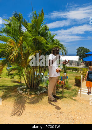 Falmouth, Jamaika - Mai 02, 2018: Straßenhändler Souvenir Verkauf an Touristen Stockfoto