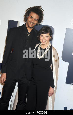 NEW YORK, NY - Dezember 13: Roberto Rossellini Jr, Isabella Rossellini die Premiere von 'Joy besucht "Ziegfeld Theater am Dezember 13, 2015 in New York City. Personen: Roberto Rossellini Jr, Isabella Rossellini Stockfoto