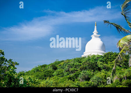 Japanische Peace Stupa auf der Oberseite des legendären Rumassala Berg erstellt von Gott hanuman entfernt Hier fallengelassen Klumpen des Himalaya, Unawatuna, Sri Lanka. Stockfoto