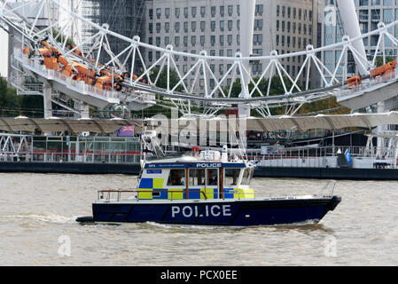 12-10-2017 London, UK. Ein polizeiboot Rubrik stromaufwärts an der Themse vor dem London Eye Foto: © Simon Grosset Stockfoto