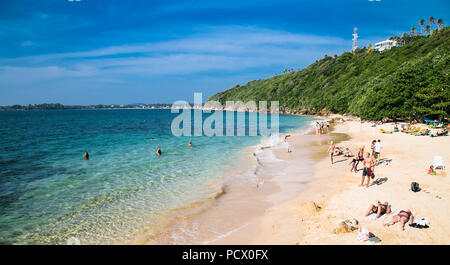 Unawatuna, Sri Lanka - Jan 4, 2017: Touristen auf sandigen Jungle Beach in der Nähe von Unawatuna Jan 4, 2107 in Sri Lanaka. Stockfoto