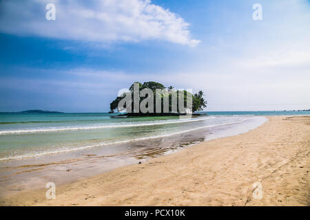 Taprobane Island ist berühmt für seine luxuriösen Herrenhaus bietet Touristen eine Unterkunft mit einer Adresse im Indischen Ozean in Weligama, Sri Lanka. Stockfoto