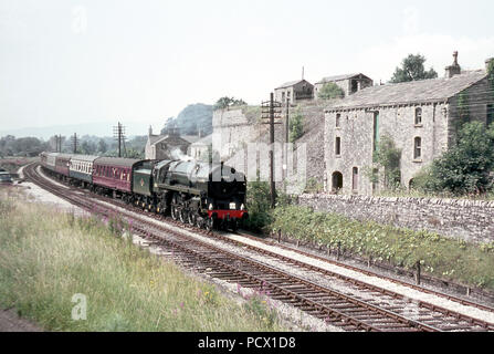 Standard 7P 6F Klasse Nr. 70013 Oliver Cromwell Pässe Horrocksford mit der MRTS/SVRS' Abschied von BR Dampf" railtour 28/07/1968 Stockfoto