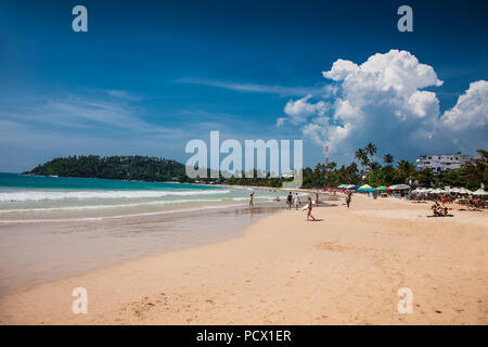 Mirissa Beach, Sri Lanka - Jan 2, 2017: Touristen zu Fuß auf den Sand und genießen die Aussicht auf den wunderschönen Strand von Mirissa am Jan 2, 2017. Sr Stockfoto