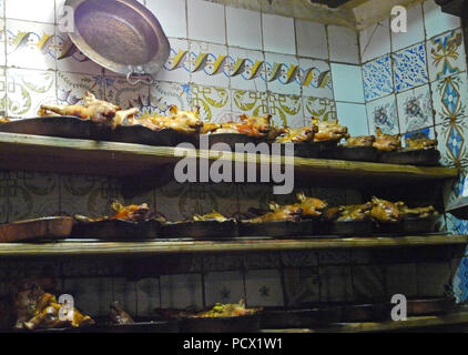 Suckeling Schweine in der Küche des Restaurant Sobrino de Botin vorbereitet zu sein - sagte der Weltältesten Restaurant - Madrid, Spanien Stockfoto