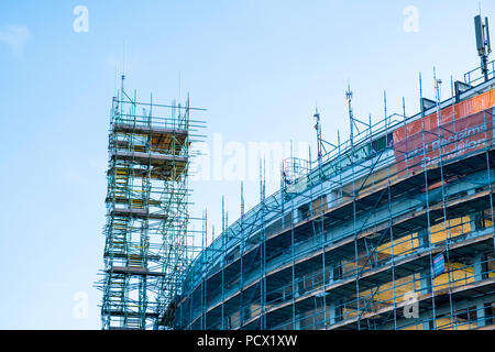 Gerüst Turm als Teil des Gerüsts Umgebung ein hohes Gebäude Umbau von Büros mit einem Appartementhaus, Nottinghamshire, Großbritannien Stockfoto