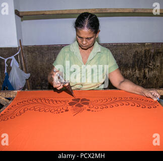 WELIGAMA, SRI LANKA - Jan 7, 2017: Alte Frau bei der Herstellung von Batik in Weligama auf Jan 7, 2017. Sri Lanka. Stockfoto