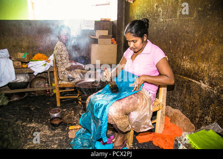 WELIGAMA, SRI LANKA - Jan 7, 2017: Alte Frau bei der Herstellung von Batik in Weligama auf Jan 7, 2017. Sri Lanka. Stockfoto