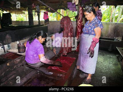 WELIGAMA, SRI LANKA - Jan 7, 2017: Damen bei der Herstellung von Batik in Weligama auf Jan 7, 2017. Sri Lanka. Stockfoto