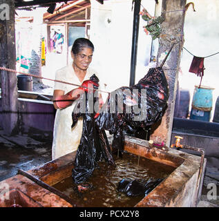 WELIGAMA, SRI LANKA - Jan 7, 2017: Alte Frau bei der Herstellung von Batik in Weligama auf Jan 7, 2017. Sri Lanka. Stockfoto