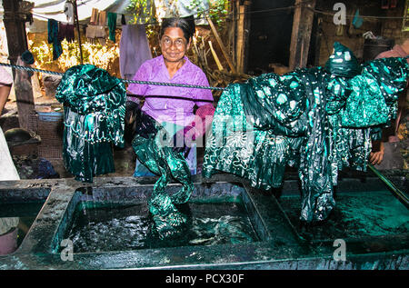 WELIGAMA, SRI LANKA - Jan 7, 2017: Alte Frau bei der Herstellung von Batik in Weligama auf Jan 7, 2017. Sri Lanka. Stockfoto