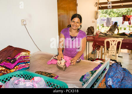 WELIGAMA, SRI LANKA - Jan 7, 2017: asiatische Frau bügeln Herstellung von Batik in Weligama auf Jan 7, 2017. Sri Lanka. Stockfoto