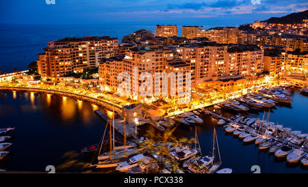 Nachtansicht von Fontvieille ward (Bezirk) von Monaco. Die Apartments im Stadtteil gehören zu den teuersten der Welt Stockfoto