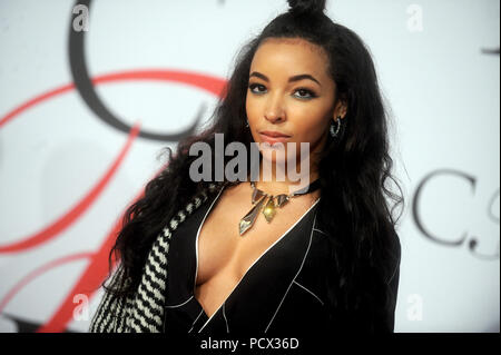 NEW YORK, NY - Juni 01: Tinashe besucht die 2015 CFDA Fashion Awards in der Alice Tully Hall im Lincoln Center und am 1. Juni 2015 in New York City People: Tinashe Stockfoto