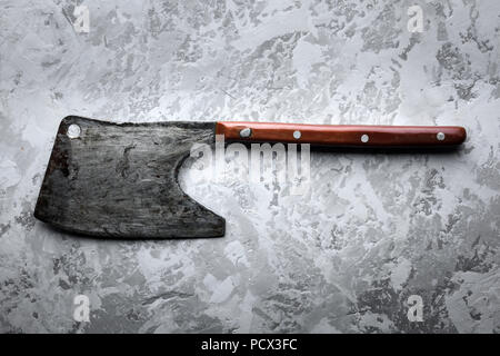 Alten rustikalen Ax für Fleisch auf grunge Hintergrund Stockfoto