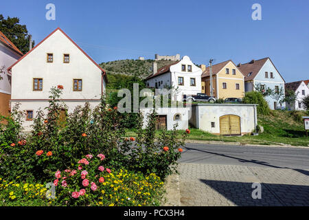 Weinkeller und Häuser im kleinen ländlichen Dorf Pavlov, Tschechische Republik Südmähren Stockfoto