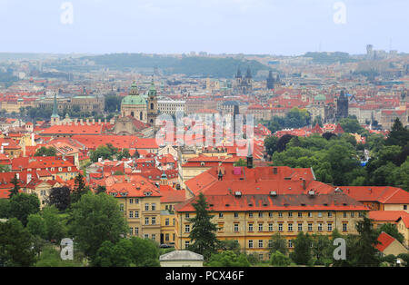 Blick auf die Kleinseite (Mala Strana) mit roten Dächern und verschiedenen Kirchenkuppeln in Prag, Tschechische Republik Stockfoto