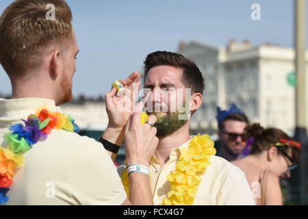 Brighton, Großbritannien - 4 August 2018 Frühe Ankunft vorbereiten für den Brighton Pride Parade an diesem Wochenende statt. Die jährlichen Brighton Stolz Veranstaltung zieht Tausende von Besuchern aus der ganzen Welt mit Britney Spears set später heute abend: Simon Dack/Alamy Leben Nachrichten: Simon Dack/Alamy leben Nachrichten Stockfoto