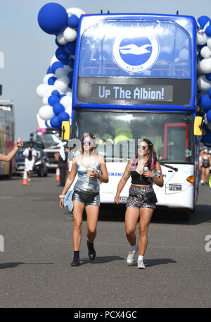 Brighton UK 4. August 2018 - Die Brighton und Hove Albion Football Club bus kommt für den Brighton Pride Parade an diesem Wochenende statt. Die jährlichen Brighton Stolz Veranstaltung zieht Tausende von Besuchern aus der ganzen Welt mit Britney Spears set später heute abend: Simon Dack/Alamy Leben Nachrichten: Simon Dack/Alamy leben Nachrichten Stockfoto