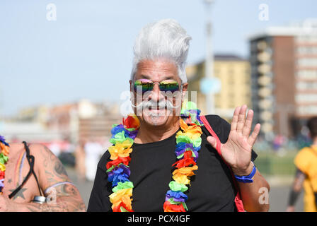 Brighton UK 4. August 2018 - Eine frühe Anreise mit einem fabelhaften Schnurrbart kommt für die Brighton Pride Parade an diesem Wochenende statt. Die jährlichen Brighton Stolz Veranstaltung zieht Tausende von Besuchern aus der ganzen Welt mit Britney Spears set später heute abend: Simon Dack/Alamy Leben Nachrichten: Simon Dack/Alamy leben Nachrichten Stockfoto