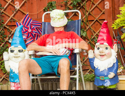 Billingham, England. Vereinigtes Königreich. 4. August 2018. UK Wetter: Ein Mann und seine Zwerge genießen Sie einige am frühen Morgen Sonnenschein an einem herrlichen Samstag Morgen in Billingham, North East England. Credit: ALAN DAWSON/Alamy leben Nachrichten Stockfoto