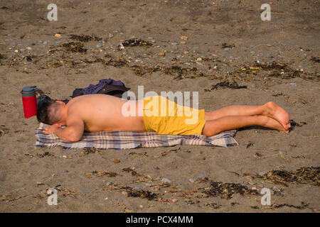 Aberystwyth Wales UK, Samstag, 04. August 2018. UK Wetter: die Menschen an der Küste in Aberystwyth an einem hellen, warmen und sonnigen Samstag Morgen Großbritannien große Hitzewelle fort, mit mehr hohe Temperaturen im Süden und Osten des Landes. Foto: Keith Morris/Alamy leben Nachrichten Stockfoto