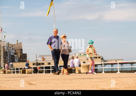 Aberystwyth Wales UK, Samstag, 04. August 2018. UK Wetter: die Menschen an der Küste in Aberystwyth an einem hellen, warmen und sonnigen Samstag Morgen Großbritannien große Hitzewelle fort, mit mehr hohe Temperaturen im Süden und Osten des Landes. Foto: Keith Morris/Alamy leben Nachrichten Stockfoto