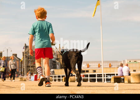 Aberystwyth Wales UK, Samstag, 04. August 2018. UK Wetter: die Menschen an der Küste in Aberystwyth an einem hellen, warmen und sonnigen Samstag Morgen Großbritannien große Hitzewelle fort, mit mehr hohe Temperaturen im Süden und Osten des Landes. Foto: Keith Morris/Alamy leben Nachrichten Stockfoto