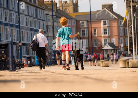 Aberystwyth Wales UK, Samstag, 04. August 2018. UK Wetter: die Menschen an der Küste in Aberystwyth an einem hellen, warmen und sonnigen Samstag Morgen Großbritannien große Hitzewelle fort, mit mehr hohe Temperaturen im Süden und Osten des Landes. Foto: Keith Morris/Alamy leben Nachrichten Stockfoto