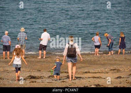 Aberystwyth Wales UK, Samstag, 04. August 2018. UK Wetter: die Menschen an der Küste in Aberystwyth an einem hellen, warmen und sonnigen Samstag Morgen Großbritannien große Hitzewelle fort, mit mehr hohe Temperaturen im Süden und Osten des Landes. Foto: Keith Morris/Alamy leben Nachrichten Stockfoto