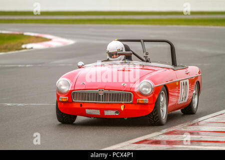 Winton, Victoria, Australien, 4. Aug 2018. Winton Festival der Geschwindigkeit - 4/08/2018 - Winton, Victoria, Australien. Brett McManus Fahren seines 1966 MG B während der MG Rennen. Credit: Brett Keating/Alamy leben Nachrichten Stockfoto