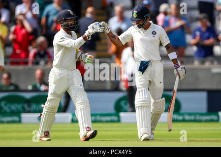 Edgbaston, Birmingham, Großbritannien. 4 Aug, 2018. Internationalen Test Cricket, Specsavers 1. Test, Tag 4, England und Indien; Virat Kohli und Dinesh Karthik Faustpumpe, wie Sie auf den Rasen, die bereit sind, ihr Innings Kredit aufzunehmen: Aktion plus Sport/Alamy leben Nachrichten Stockfoto