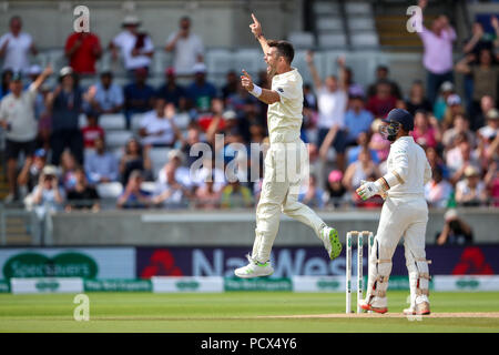 Edgbaston, Birmingham, Großbritannien. 4 Aug, 2018. Internationalen Test Cricket, Specsavers 1. Test, Tag 4, England und Indien; James Anderson feiert die wicket von Dinesh Karthik Credit: Aktion plus Sport/Alamy leben Nachrichten Stockfoto