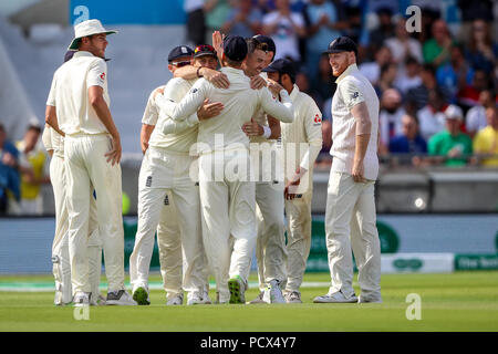 Edgbaston, Birmingham, Großbritannien. 4 Aug, 2018. Internationalen Test Cricket, Specsavers 1. Test, Tag 4, England und Indien; das englische Team gratulieren Dawid Malan, die das Fangen Dinesh Karthik auf Off, um die Bowling von James Anderson Credit: Aktion plus Sport/Alamy Leben Nachrichten schließen Stockfoto