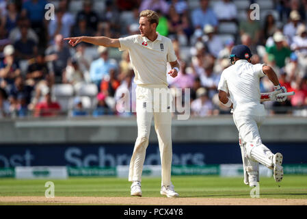 Edgbaston, Birmingham, Großbritannien. 4 Aug, 2018. Internationalen Test Cricket, Specsavers 1. Test, Tag 4, England und Indien; Stuart Breite sorgt dafür, dass es jemand gibt, das die Sicherung im Falle von stürzt Credit: Aktion plus Sport/Alamy leben Nachrichten Stockfoto
