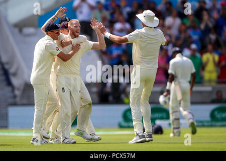 Edgbaston, Birmingham, Großbritannien. 4 Aug, 2018. Internationalen Test Cricket, Specsavers 1. Test, Tag 4, England und Indien; das englische Team feiern mit Ben schürt, als er die endgültige Wicket von Hardik Pandya Credit: Aktion plus Sport/Alamy leben Nachrichten Stockfoto