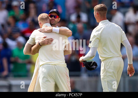 Edgbaston, Birmingham, Großbritannien. 4 Aug, 2018. Internationalen Test Cricket, Specsavers 1. Test, Tag 4, England und Indien; James Anderson gratuliert Ben schürt für eine ausgezeichnete bowling Anzeige und Einnahme der letzten Wicket der Test Match Credit: Aktion plus Sport/Alamy Leben Nachrichten zu gewinnen Stockfoto