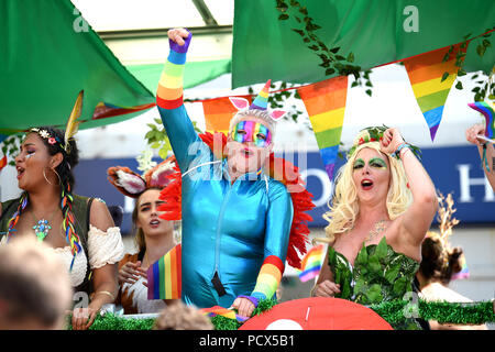 Brighton UK 4. August 2018 - Tausende an der Brighton Pride Parade nehmen an diesem Wochenende im schönen sonnigen Wetter statt. Die jährlichen Brighton Stolz Veranstaltung zieht Tausende von Besuchern aus der ganzen Welt mit Britney Spears set später heute abend: Simon Dack/Alamy leben Nachrichten Stockfoto