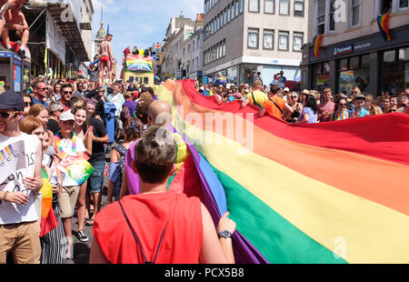 Brighton UK 4. August 2018 - Tausende an der Brighton Pride Parade nehmen an diesem Wochenende im schönen sonnigen Wetter statt. Die jährlichen Brighton Stolz Veranstaltung zieht Tausende von Besuchern aus der ganzen Welt mit Britney Spears set später heute abend: Simon Dack/Alamy leben Nachrichten Stockfoto